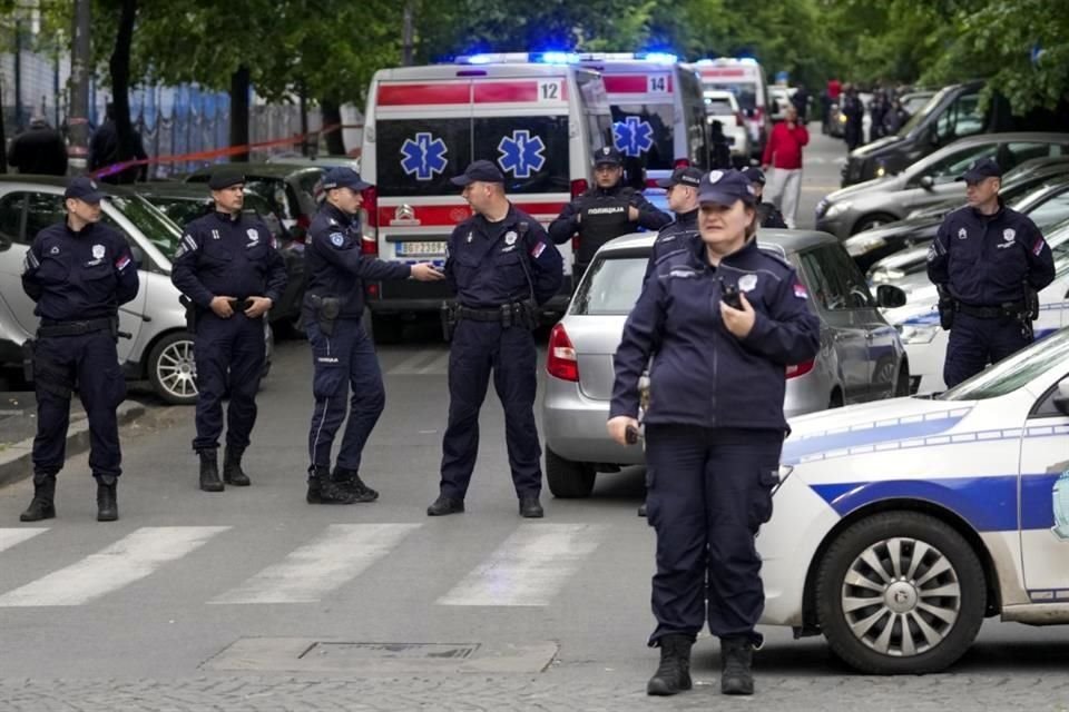 La Policía bloquea las calles alrededor de la escuela Vladislav Ribnikar en Belgrado, Serbia.