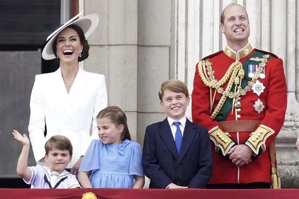 El Príncipe Luis y la Princesa Carlota están ensayando para la coronación de su abuelo, el Rey Carlos III.