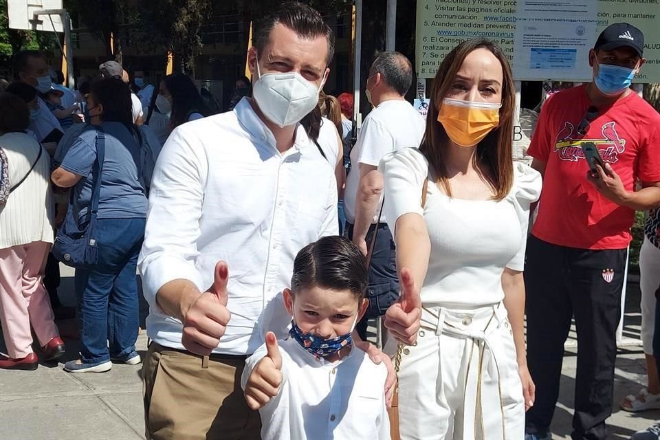 Acompañado de su familia, el candidato de Movimiento Ciudadano votó en la casilla de una secundaria en la Col. Granja Postal