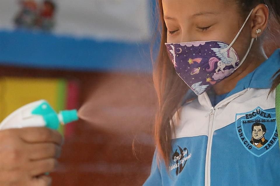 En regreso a aulas, aplican medidas sanitarias. Los menores tienen que utilizar cubrebocas.