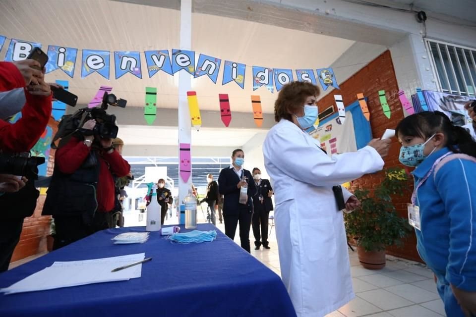 Toma de temperatura es una de las medidas aplicadas en planteles de CDMX.