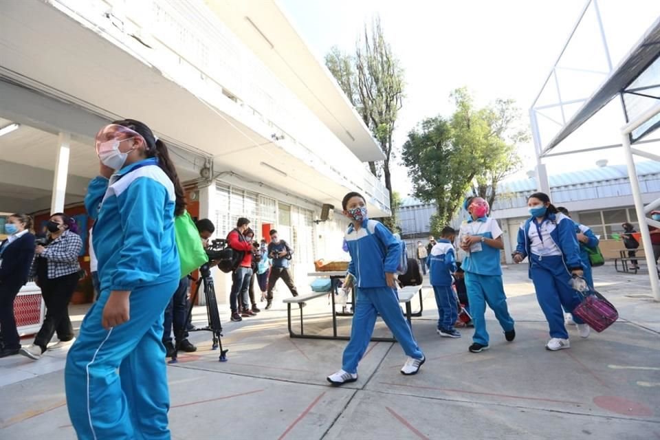 El regreso a clases se da un día después de las elecciones.