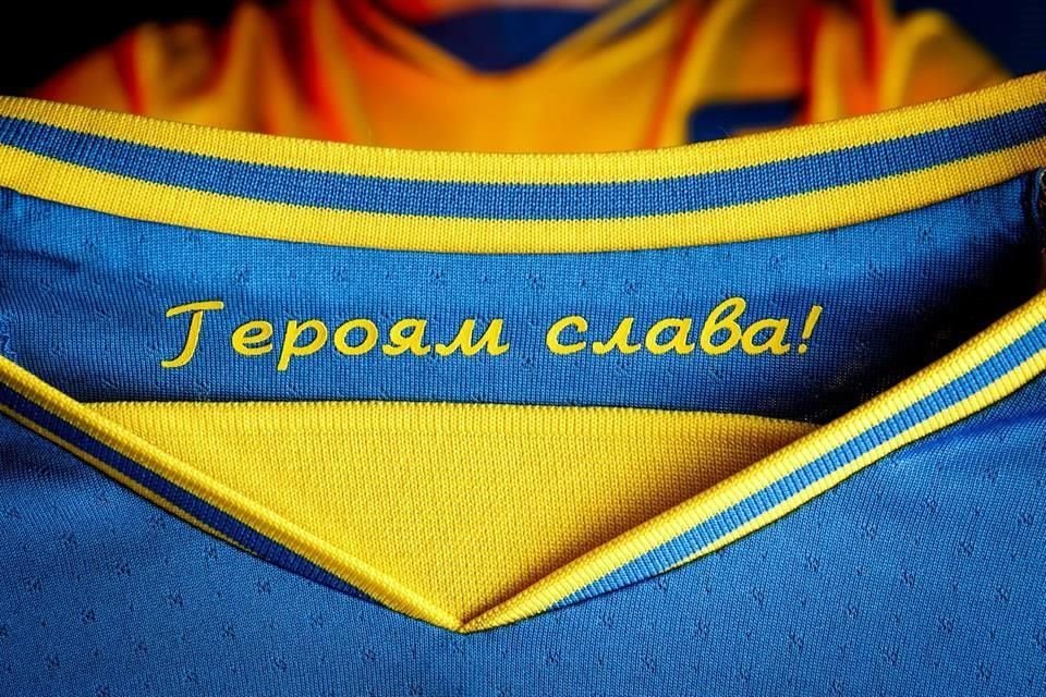 El jersey incluye dos lemas que en Rusia se asocian con los ultranacionalistas ucranianos: 'Gloria a Ucrania' y 'Gloria a los Héroes'.