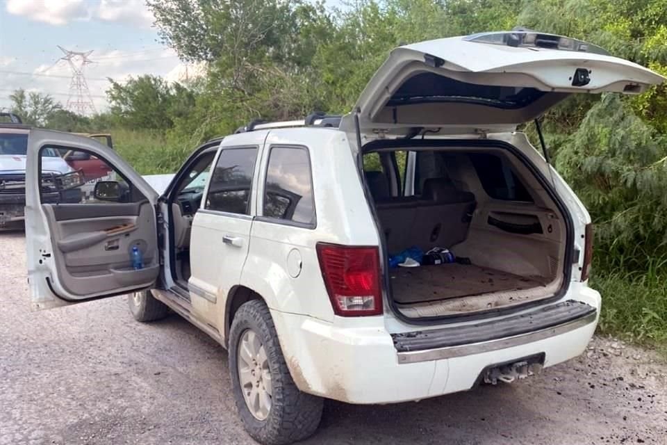 En el interior de los vehículos se encontraon accesorios bélicos, equipo táctico (chalecos antibalas), cargadores abastecidos y cartuchos hábiles.