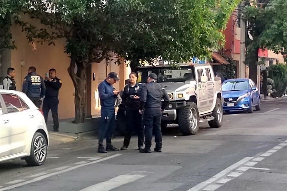 Al menos cuatro sujetos en motocicleta robaron cuatro millones de pesos de una camioneta de traslado de valores, en la Colonia Anzures; un elemento de seguridad privada resultó herido.