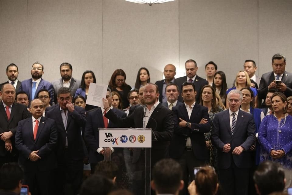 Santiago Taboada, al centro, durante la conferencia que ofreció ayer junto a panistas para hablar de su caso.