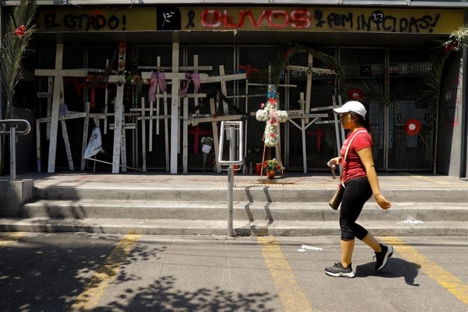 El exterior de la estación Olivos ha terminado por convertirse en un memorial.