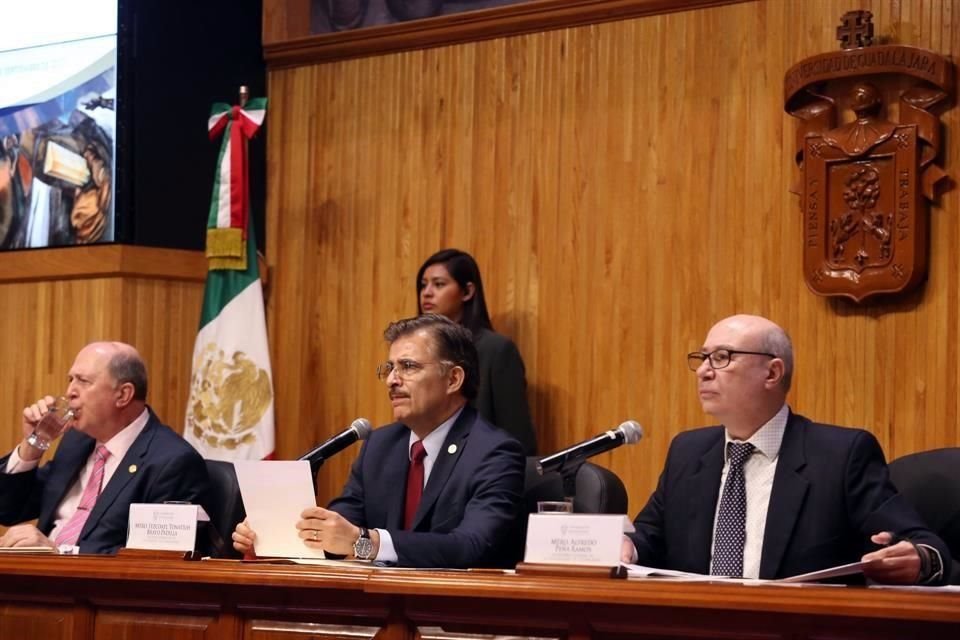 Tonatiuh Bravo Padilla (centro) y Alfredo Peña Ramos (derecha) también forman parte del sanedrín del Grupo UdeG o Grupo Universidad.