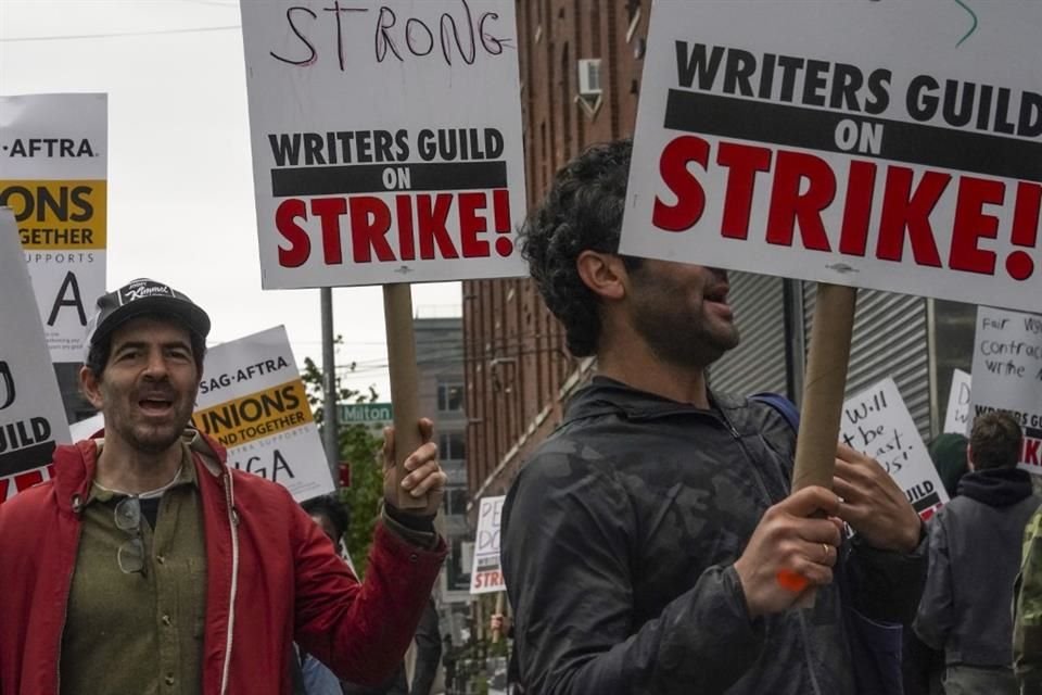 Un grupo de guionistas se manifestaron afuera de las oficinas de Netflix en Los Ángeles, exigen pagos justos.