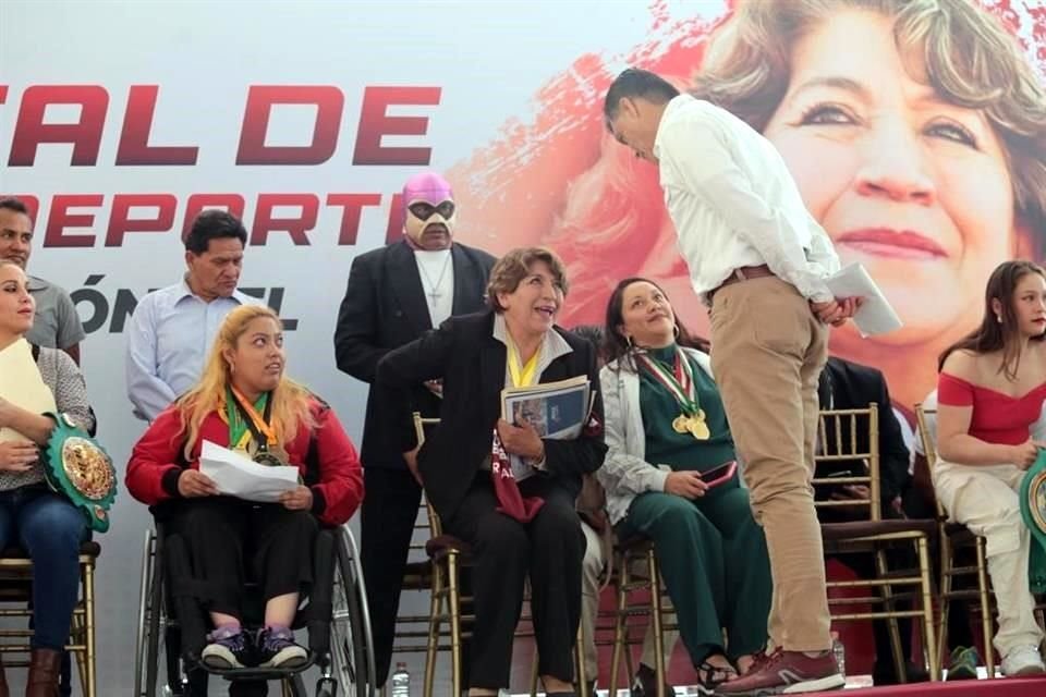 En el encuentro con deportistas, la candidata Delfina Gómez conversó con el exmarchista Carlos Mercenario.