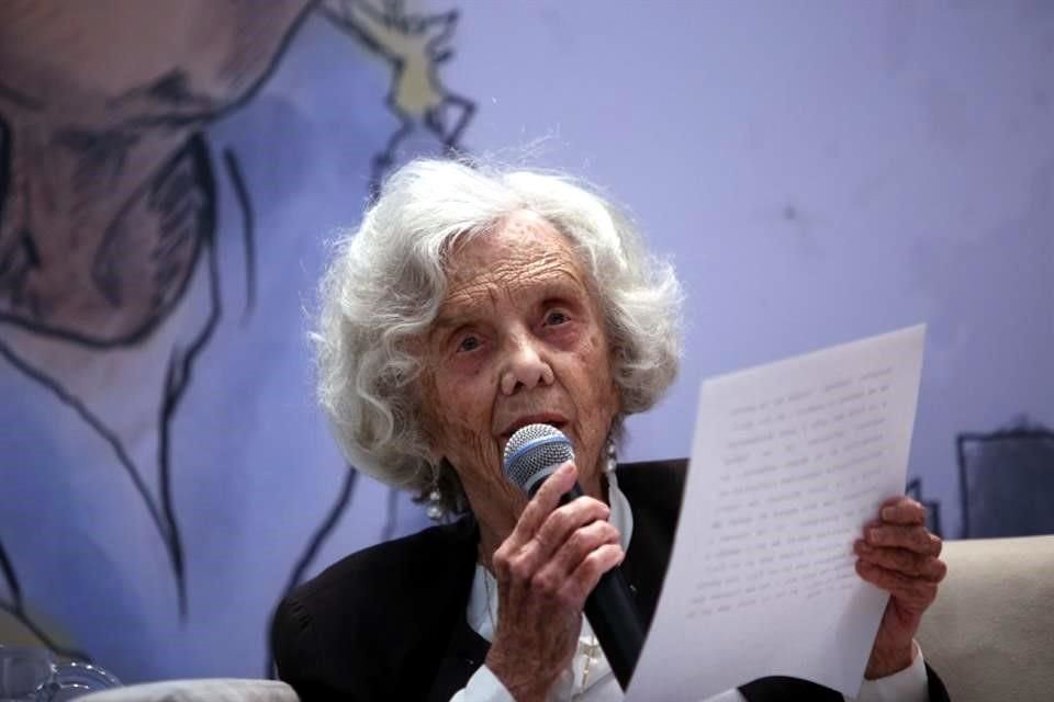 La escritora Elena Poniatowska participó en el foro 'La Ciudad y Monsiváis', organizado por el Espacio Cultural Infonavit.