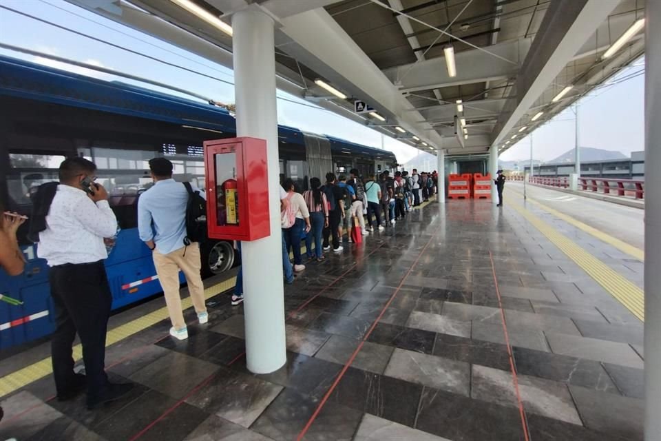 Las filas para esperar una unidad con lugares son constantes en el sistema que comenzó a operar en octubre.