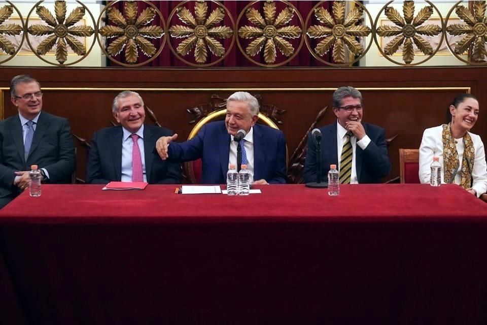 El Presidente López Obrador recibió en Palacio Nacional a las cuatro corholatas morenistas: Ebrard, Adán Augusto, Monreal y Sheinbaum.