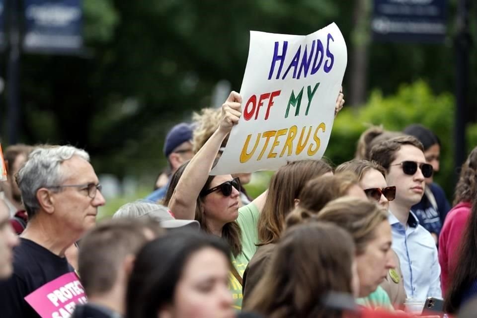 Los partidarios del derecho al aborto se reúnen en una manifestación en la Plaza Bicentennial en respuesta a un proyecto de ley ante la Legislatura de Carolina del Norte.