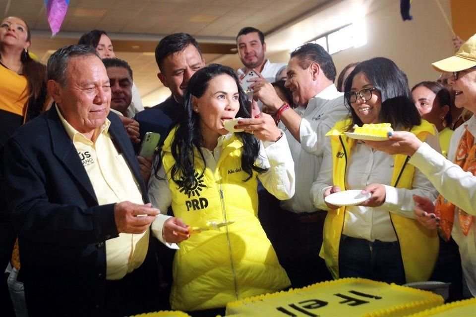 Alejandra del Moral partió un pastel con el líder nacional del PRD, Jesús Zambrano.