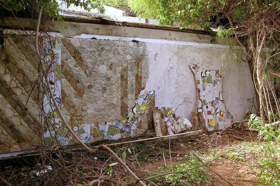 La pieza 'Je ne sais si c'est la cause', de García Torres, es una instalación integrada por más de 50 diapositivas que registran los murales que el artista Daniel Buren realizó en el Grapetree Bay Hotel, en los 60.