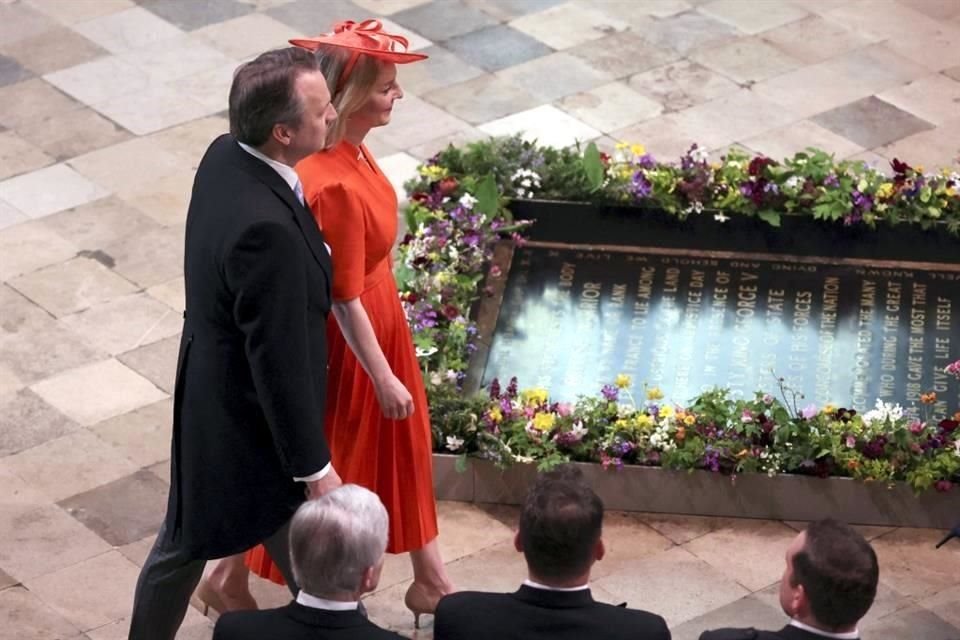 La ex Primera Ministra Liz Truss, en el centro, llega para asistir a la ceremonia de coronación del rey Carlos III.
