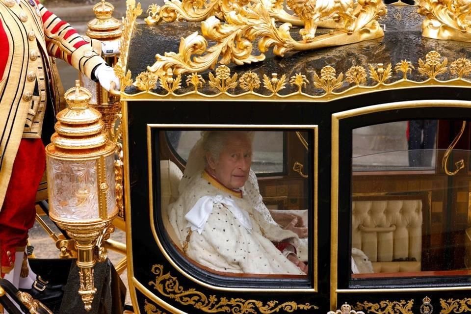 Carlos III y su esposa Camila realizaron la procesión del Palacio de Buckingham hasta la Abadía de Westminster en carroza hacia coronación.