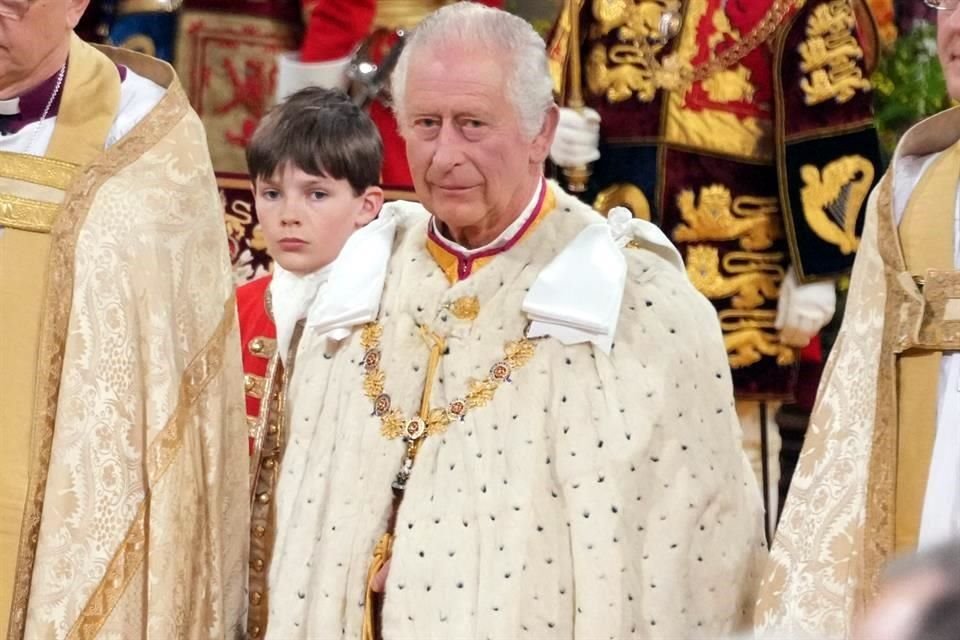 Carlos III y su esposa Camila realizaron la procesión del Palacio de Buckingham hasta la Abadía de Westminster en carroza hacia coronación.