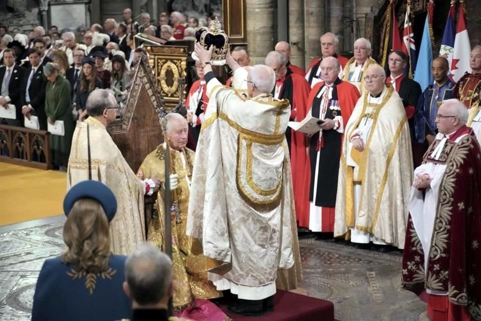 Tras una ceremonia solemne que duró cerca de una hora, Carlos III fue coronado Rey en la Abadía de Westminster.