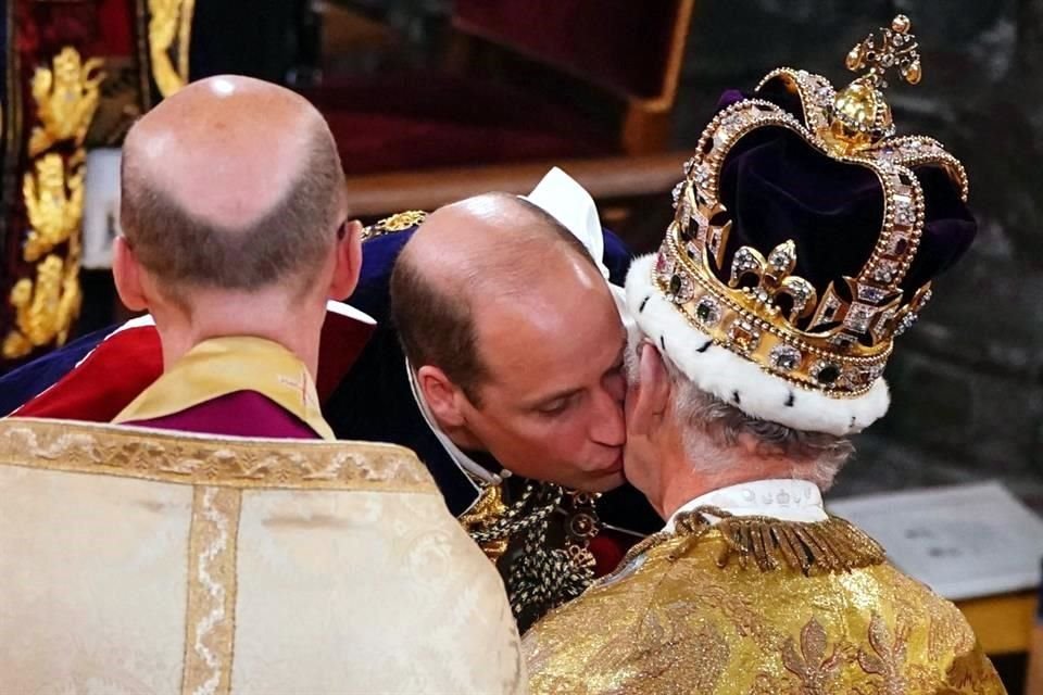 El Príncipe Guillermo dio un beso de respeto al Rey.