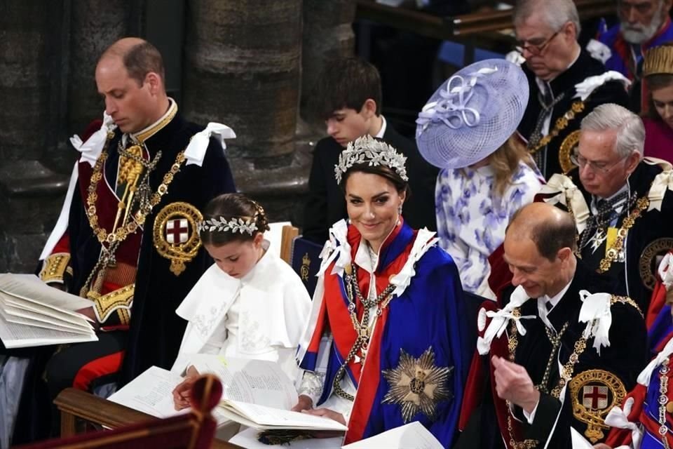 El Príncipe Guillermo y su esposa Kate Middleton ocuparon los primeros lugares en la Abadía.