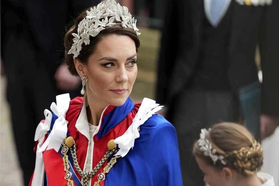 Kate Middleton deslumbró en la ceremonia de coronación de Carlos III con un atuendo diseñado por  Alexander McQueen.