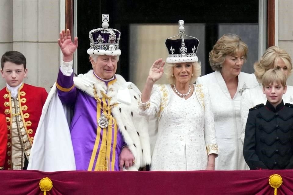 El Rey Carlos III, la Reina Camila y miembros de la Familia Real saludaron desde el balcón del Palacio de Buckingham.