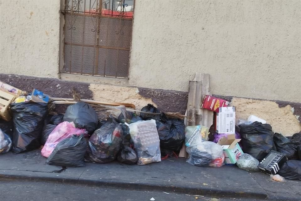 Basura acumulada en calles de Colonia Santa Tere.