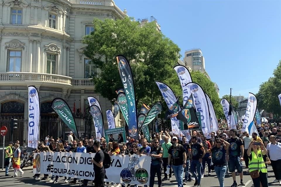 Policías en España se movilizaron en la capital para exigir mejores salarios y pensiones ante la diferencia que, según ellos, hay con las policías autonómicas.