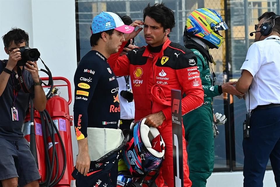 Checo Pérez y Carlos Sainz después de la clasificación.