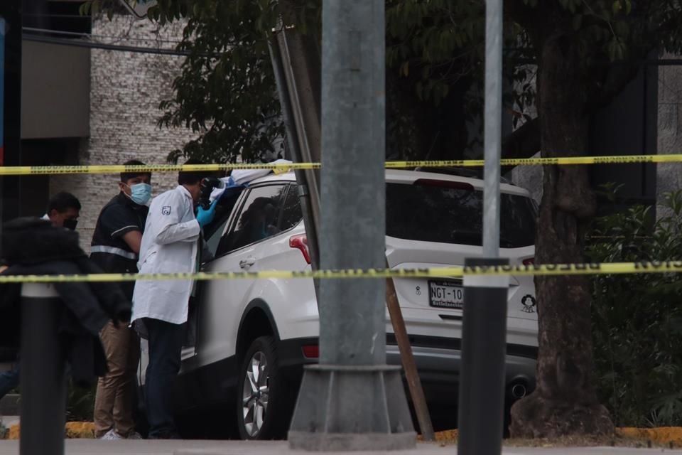 Policías del Sector Chapultepec acordonaron la zona y los familiares de la víctima reconocieron el cadáver antes de que arribaran los Servicios Periciales de la Fiscalía local.