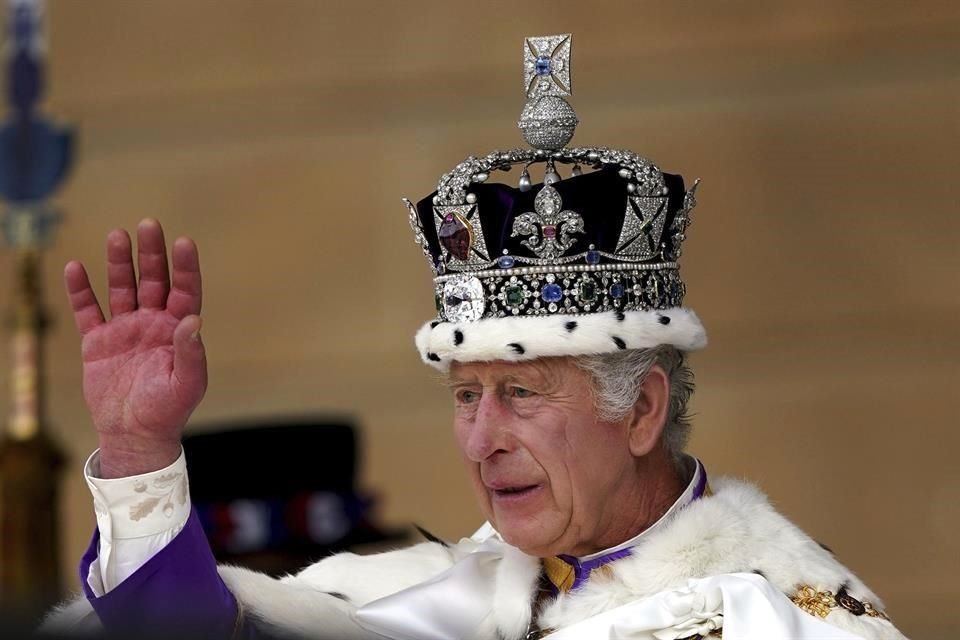 El rey Carlos III recibe un saludo real de miembros del ejército en los jardines de Buckingham Palace.