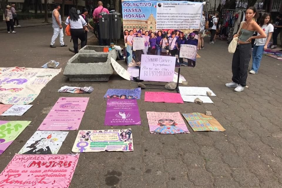 Ayer, los colectivos se colocaron para su venta habitual con pancartas.