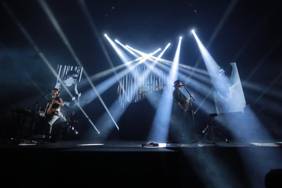 En  'Amor Con Hielo', las luces se apagaron y se desplegaron una serie de rayos azules que simulaban el frío.