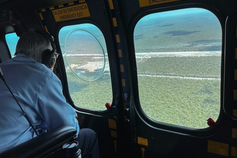 AMLO durante una gira para supervisar avances del Tren Maya.