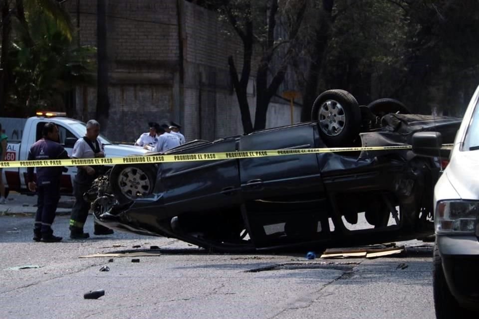 Una camioneta que circulaba sobre un desnivel de la Calzada Lázaro Cárdenas cayó desde unos siete metros, lo que dejó saldo de un muerto.