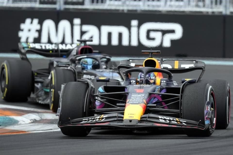 Max Verstappen aprovechó las condiciones de su bólido y terminó en la primera posición, luego de haber arrancado noveno.