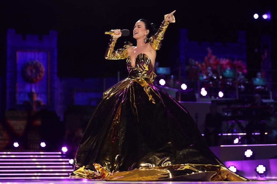 Katy Perry cantó 'Roar' y 'Firework' en el concierto de coronación de Carlos III donde también estuvieron Andrea Bocelli y Lionel Richie.