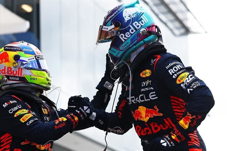 Sergio Pérez bajó de su auto y de inmediato fue a felicitar a su compañero Max Verstappen.