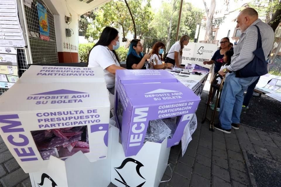 En Thiers esquina Gutenberg, decenas de vecinos acudieron a votar en la jornada dominical convocada por el Instituto Electoral de la CDMX.