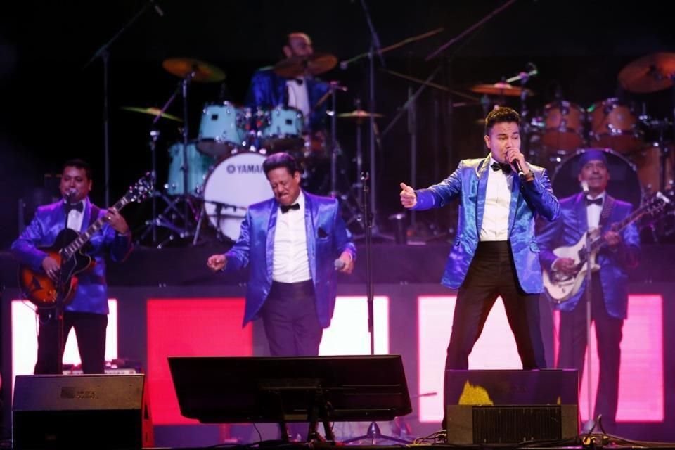 Los Rebeldes del Rock cantaron temas clásicos que pusieron a bailar a los presentes.