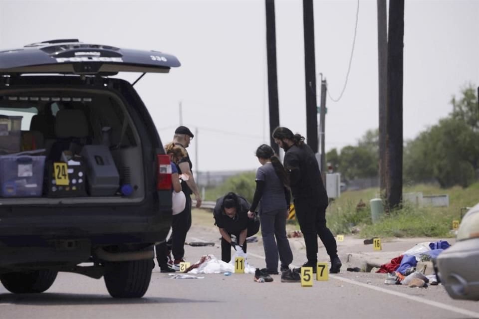 Personal de emergencia y policías inspeccionan la zona del accidente.