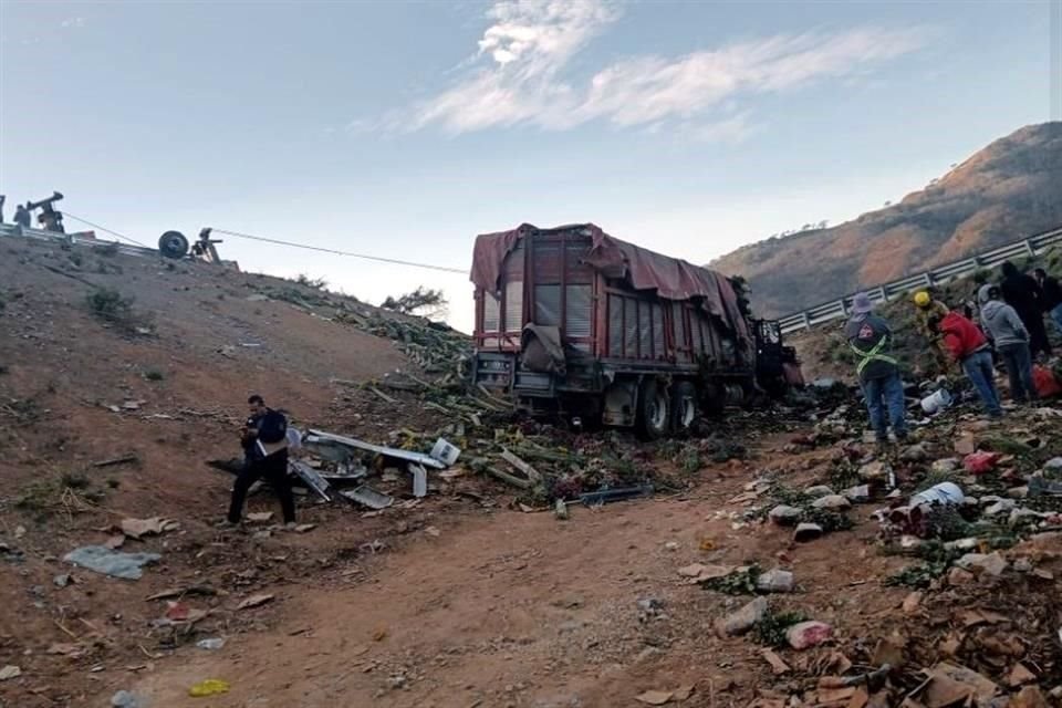 El camión tipo torton cayó en un barranco de aproximadamente 20 metros a la altura del Municipio de Compostela, en Nayarit.