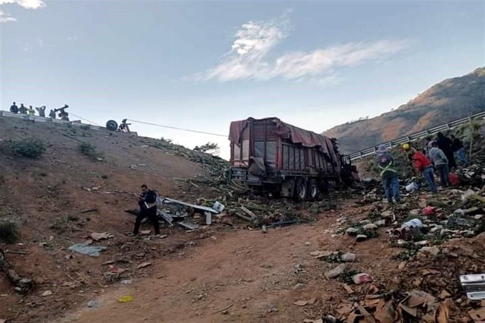 Personas que iban de Puebla a Nayarit para vender flores, tuvieron accidente carretero y 8 de ellas murieron; además hay 20 lesionados.