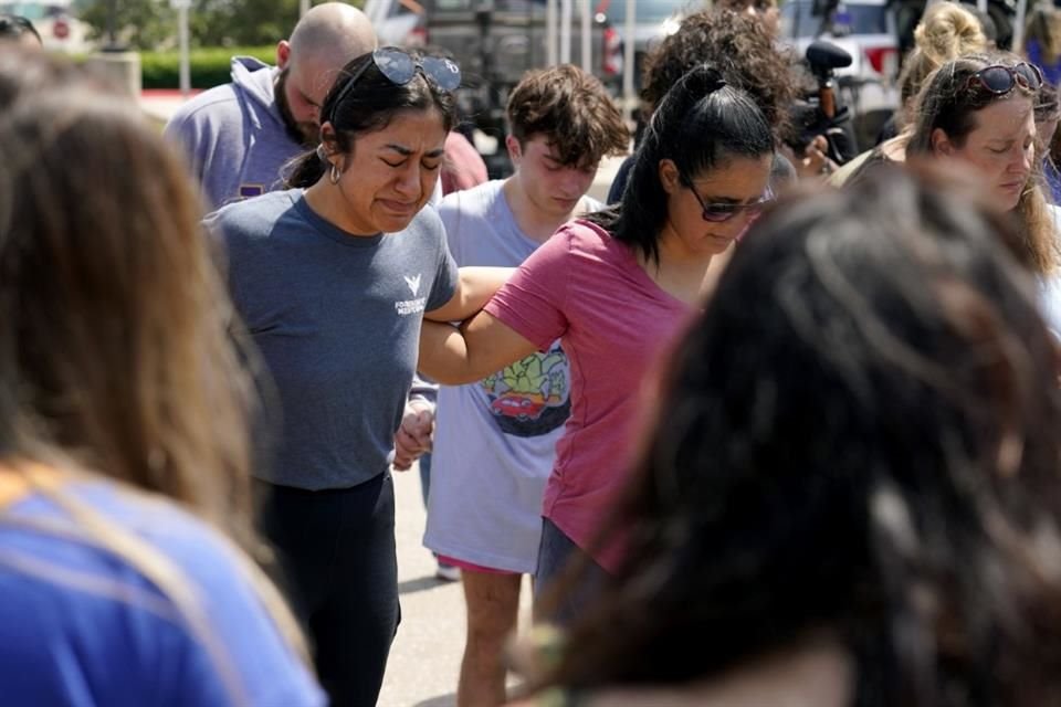 Personas asisten a un memorial por las víctimas del tiroteo en Dallas.