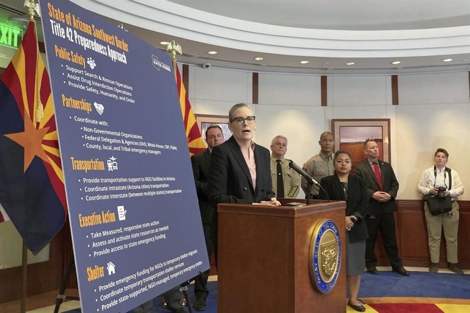 La Gobernadora de Arizona, Katie Hobbs, durante una conferencia de prensa en Phoenix.