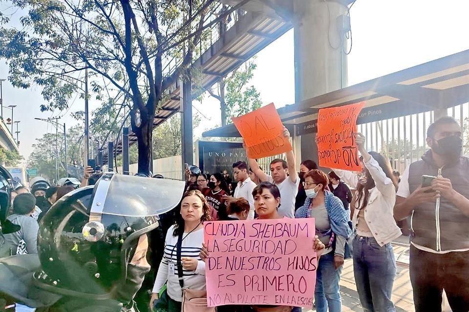 Padres de familia protestaron contra la construcción de un poste dentro de la Primaria El Pípila Azul. El Alcalde ofreció buscar una mesa de trabajo con la CDMX.