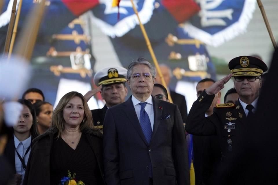 El presidente de Ecuador, Guillermo Lasso, en el centro, enfrenta una iniciativa de juicio político en la Asamblea Nacional que busca su destitución como Presidente.