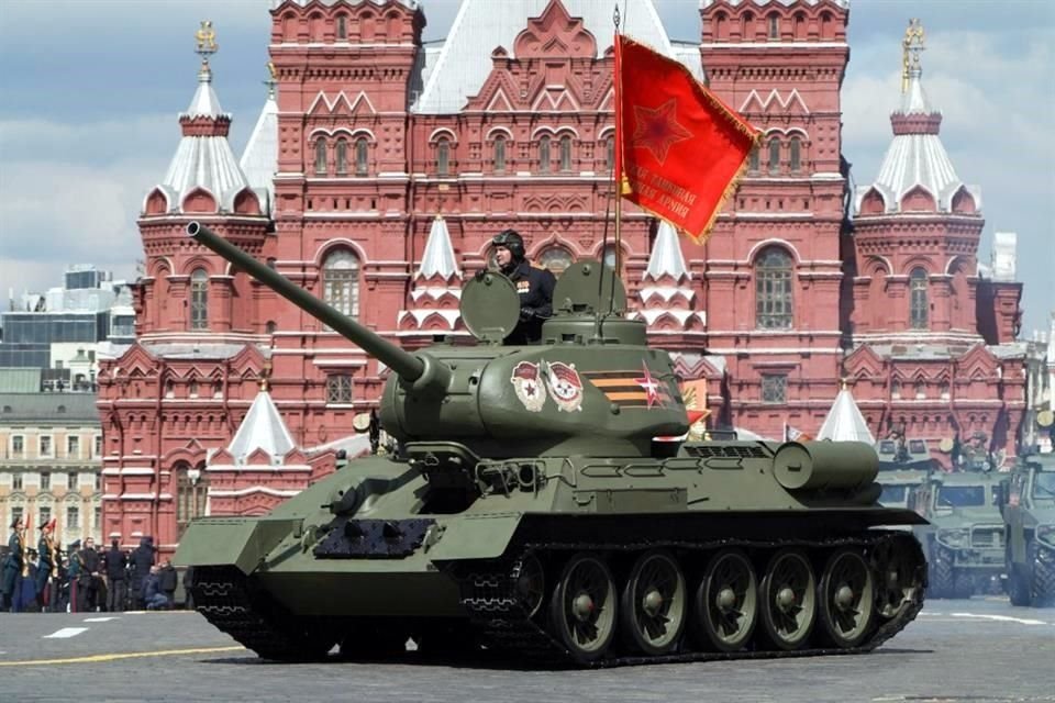 El equipo militar ruso recorre la Plaza Roja durante el desfile militar del Día de la Victoria.